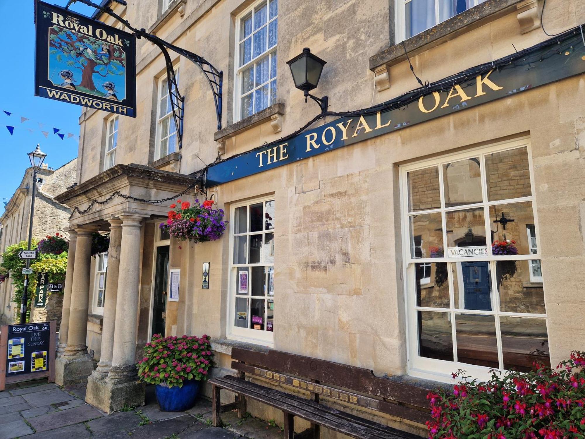 Отель The Royal Oak Коршам Экстерьер фото